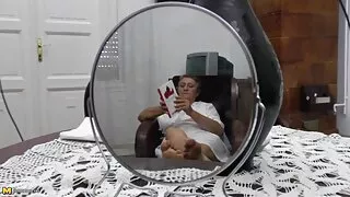 Milf morena brinca c ...