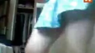 Loira tatuada com pe ...